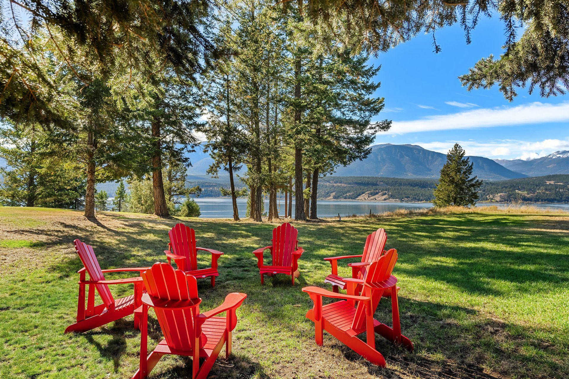 The lakefront backyard of Ziggy, a Windermere BC Vacation rental managed by Aisling Baile. 