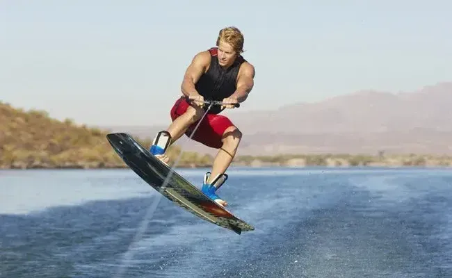 Syndicate in Invermere offers rentals of stand-up paddleboards, wakeboards, wakesurf boards, and wakefoils on Lake Windermere.