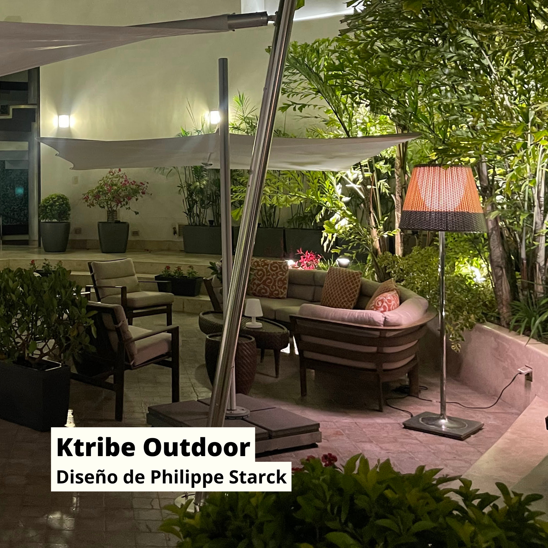 Un patio con un sofá, sillas y una lámpara de Philippe Starck.