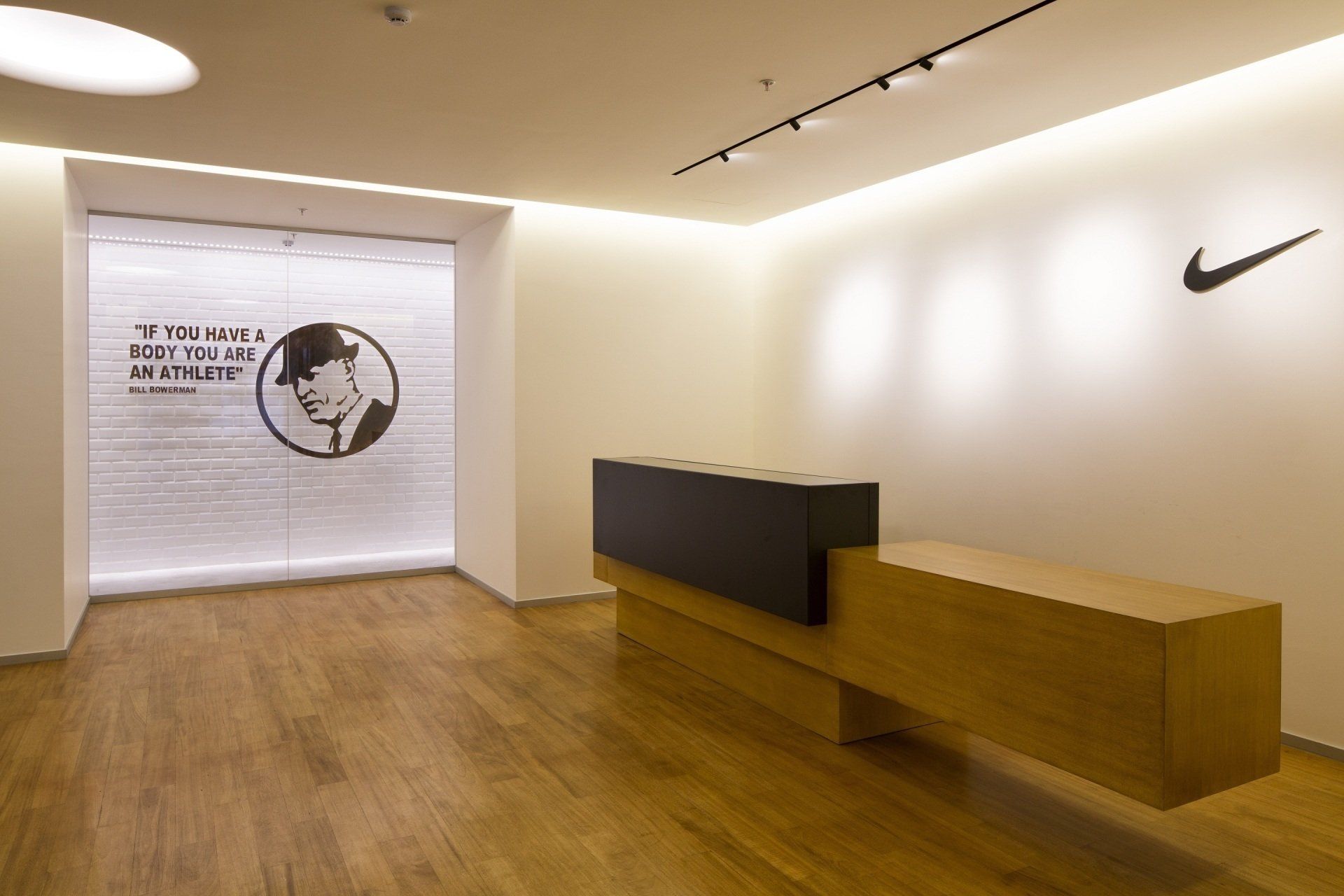 Un área de recepción con un logotipo de Nike en la pared.