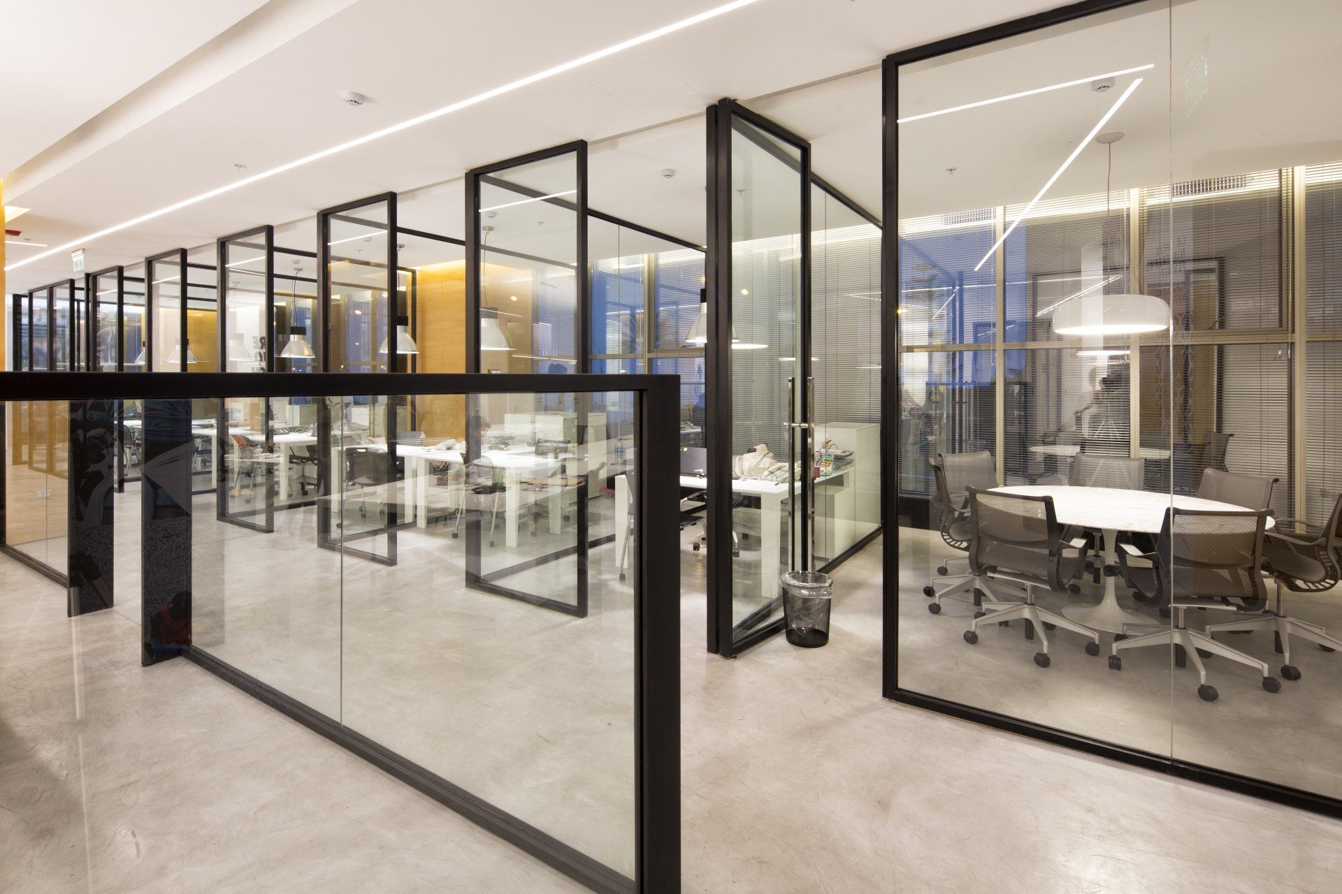 Hay una sala de conferencias en el medio de la habitación.