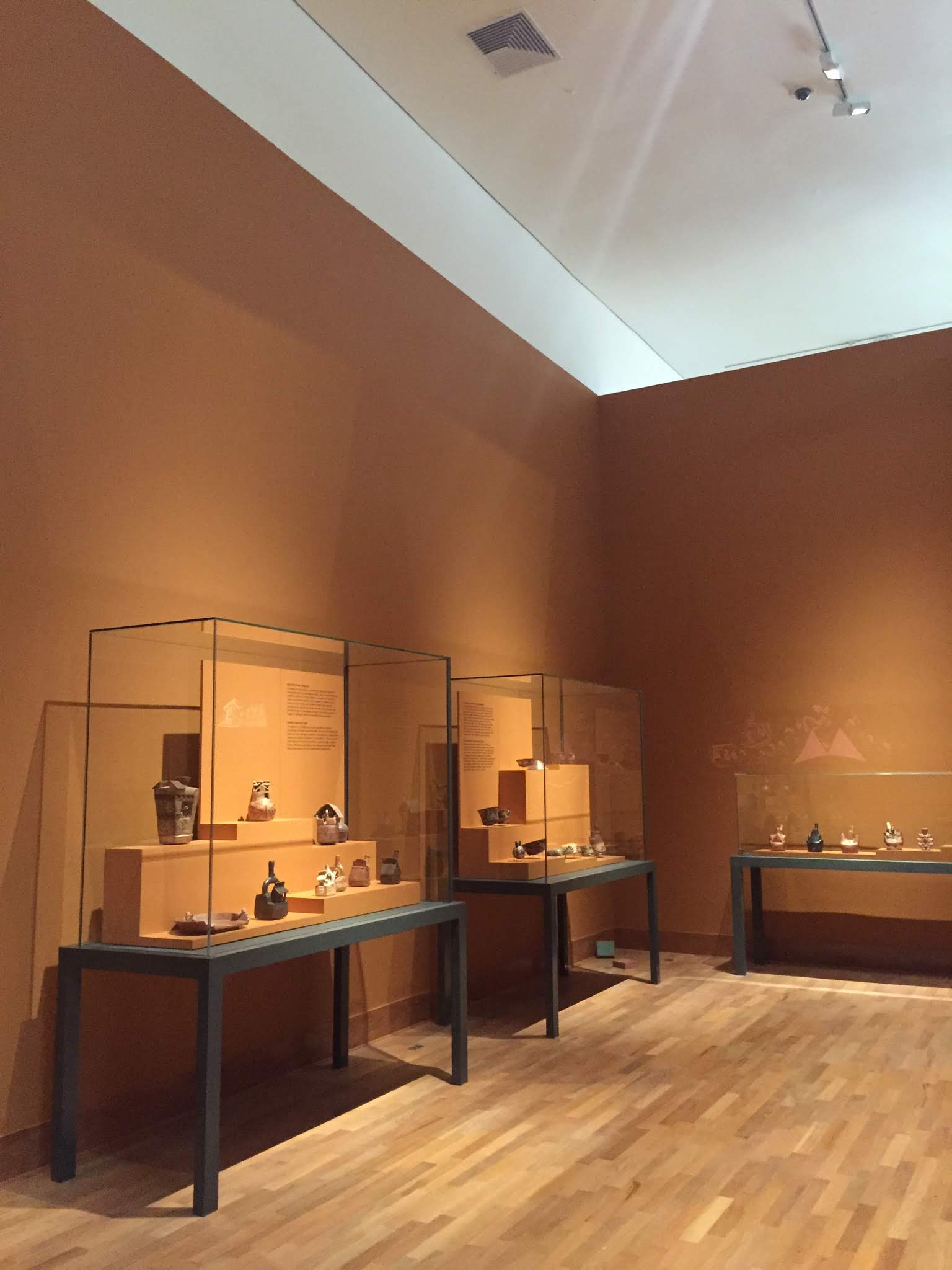 Una habitación con muchas mesas y expositores en la pared.