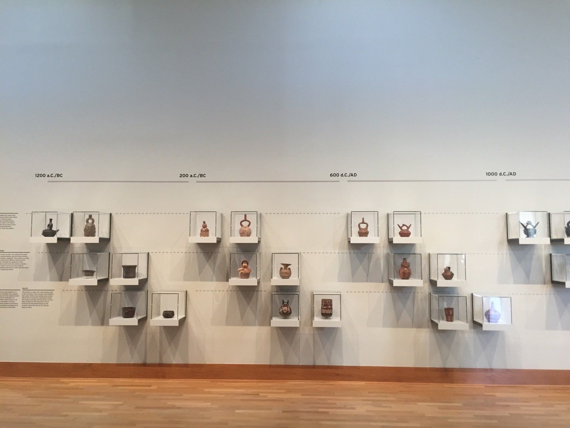 Una pared con muchos jarrones.