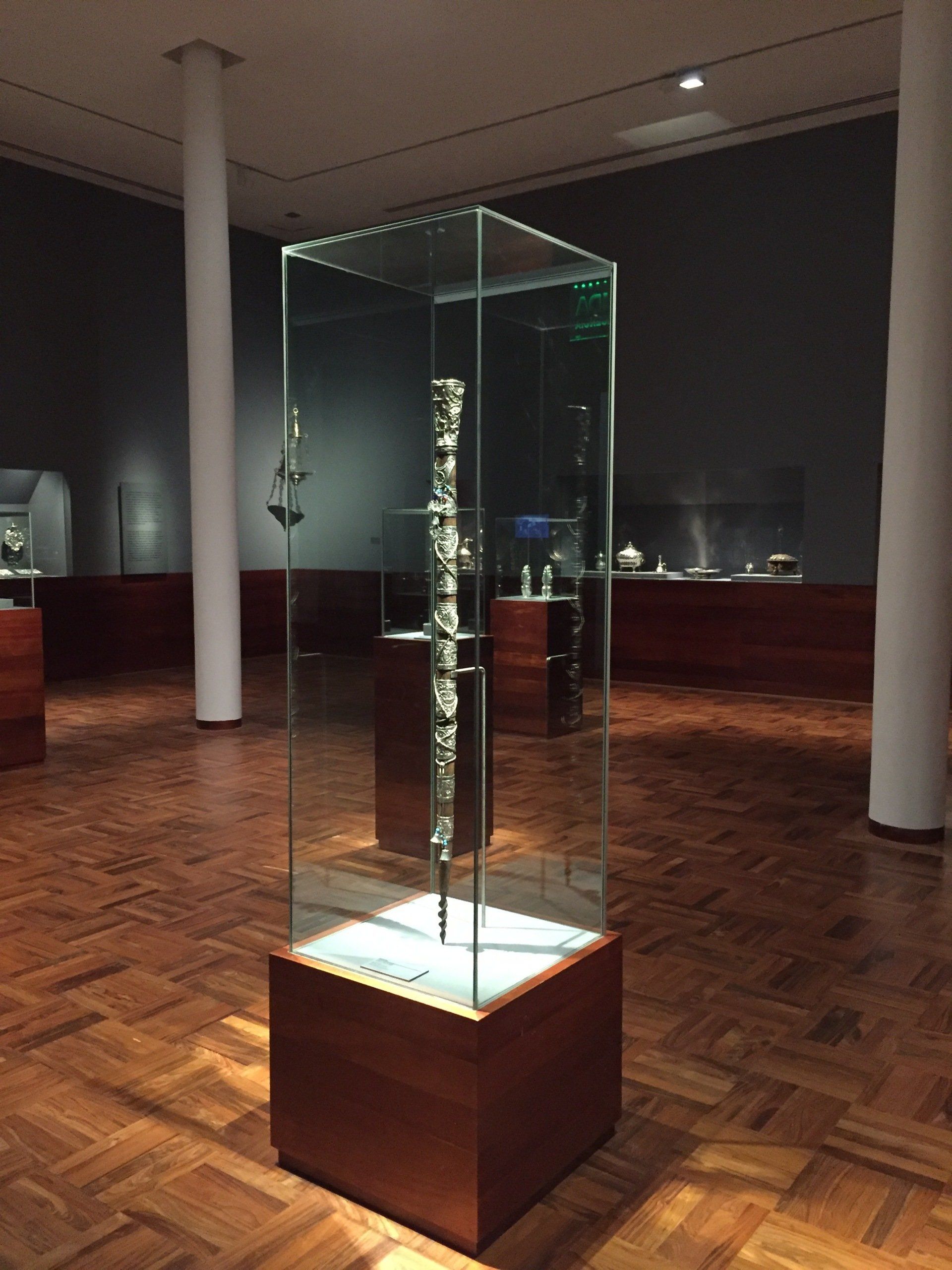 Una vitrina de cristal con una estatua en su interior