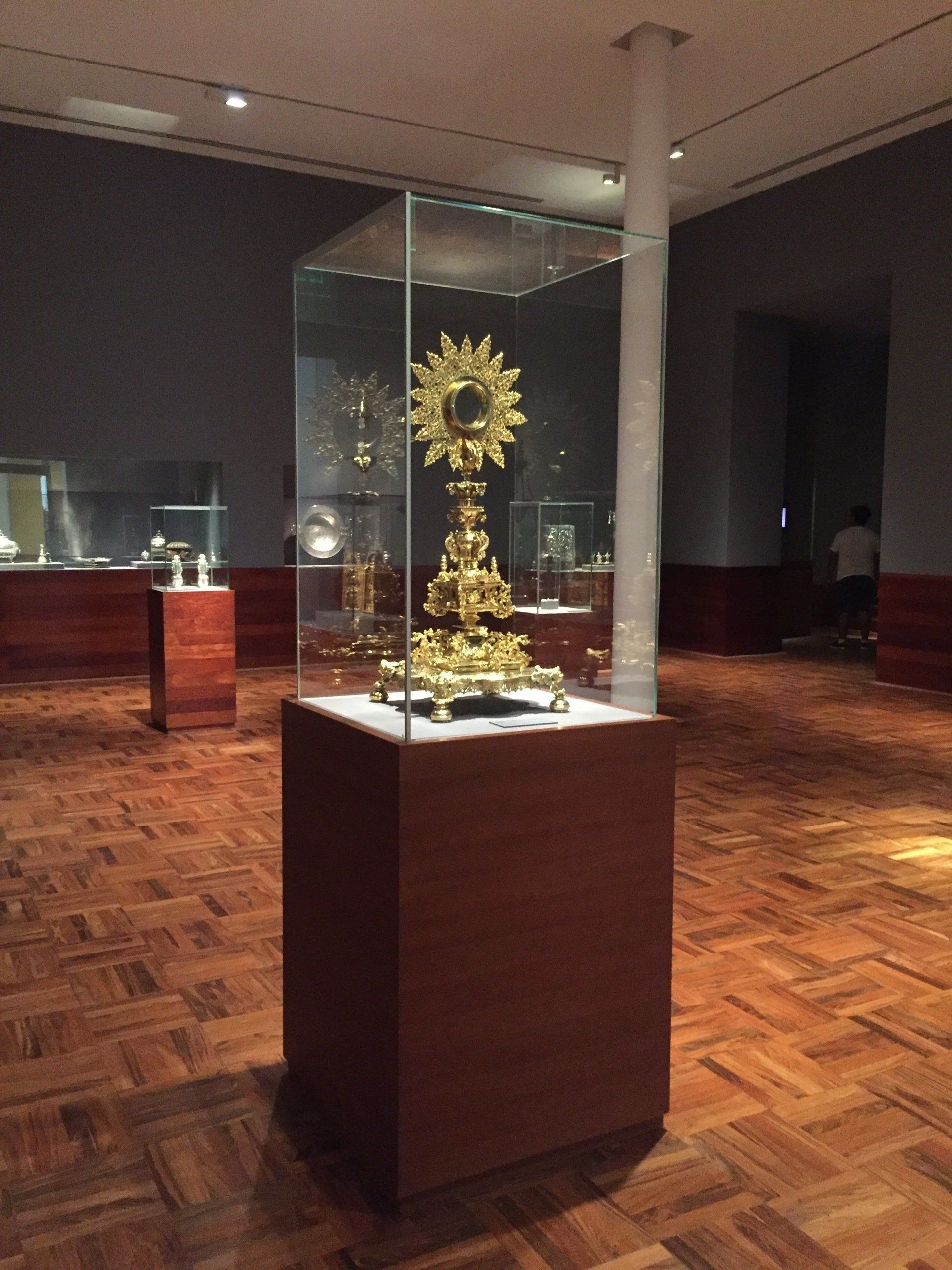 Una vitrina con un objeto de oro en su interior.