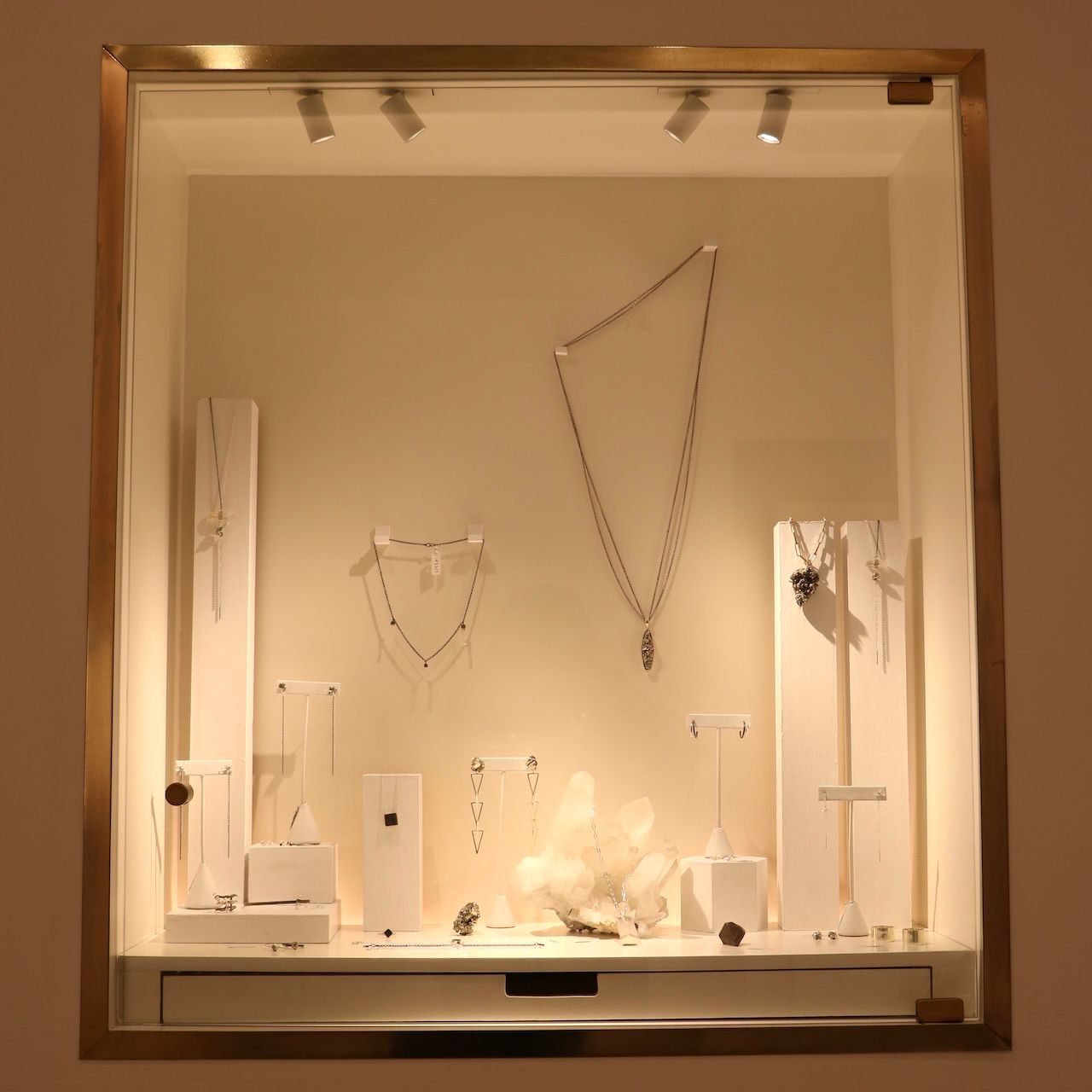 Una vitrina con collares y pulseras en su interior.