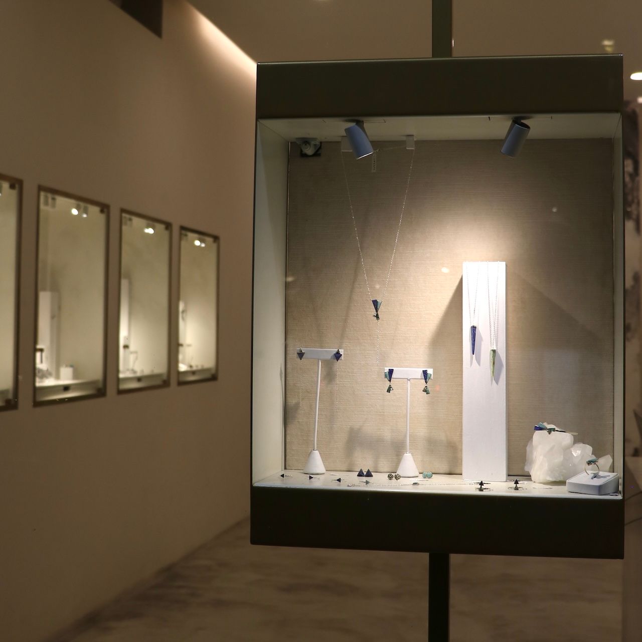 Una vitrina con muchas joyas dentro