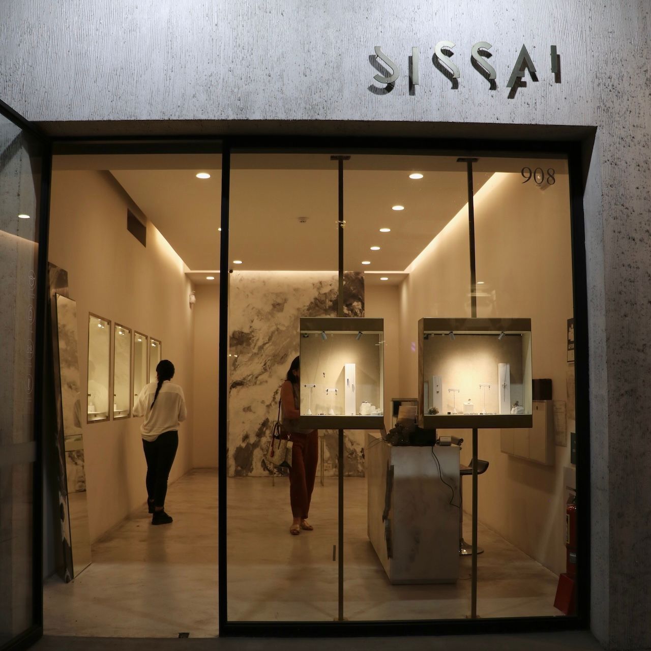 Un escaparate con la palabra sissai escrito en él