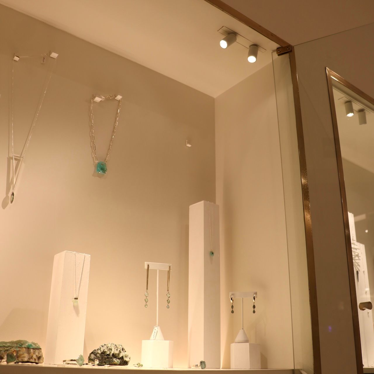 Una exhibición de joyas que incluye un collar y aretes.