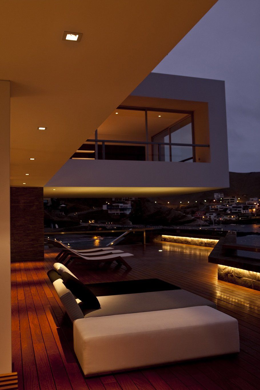 Una otomana blanca se encuentra frente a una casa grande.