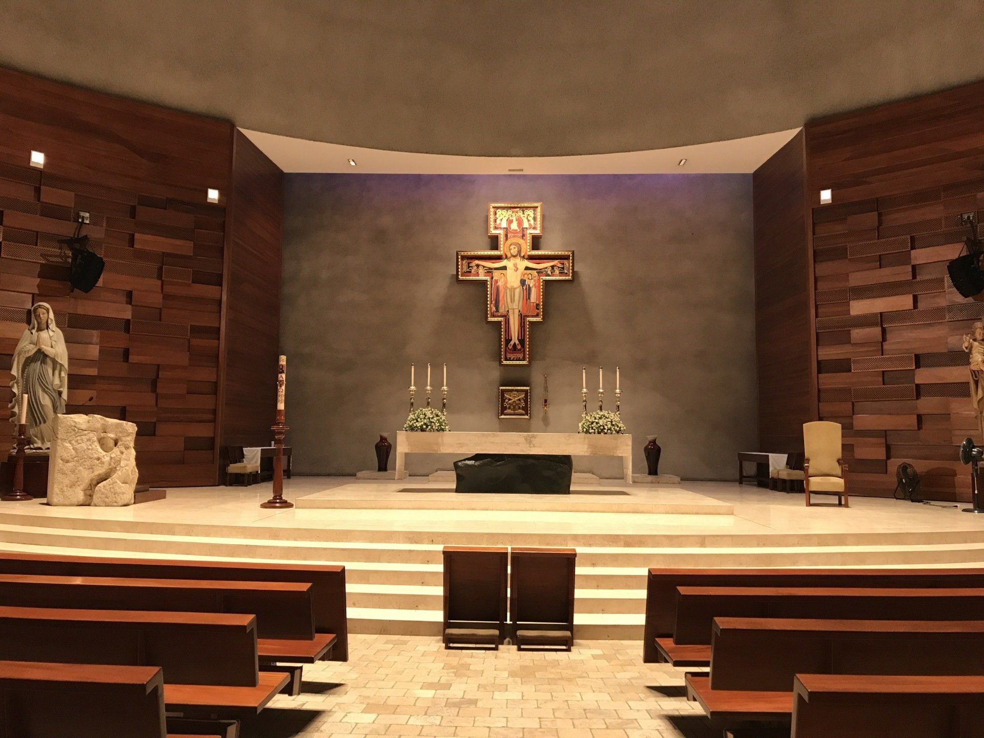 El interior de una iglesia con una cruz en el altar.