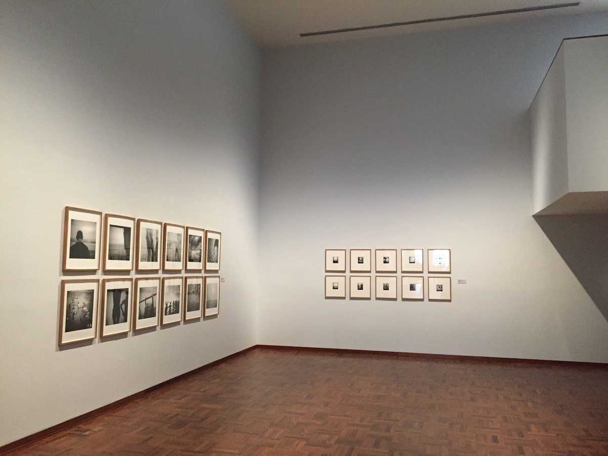 Una habitación con muchos cuadros en la pared.