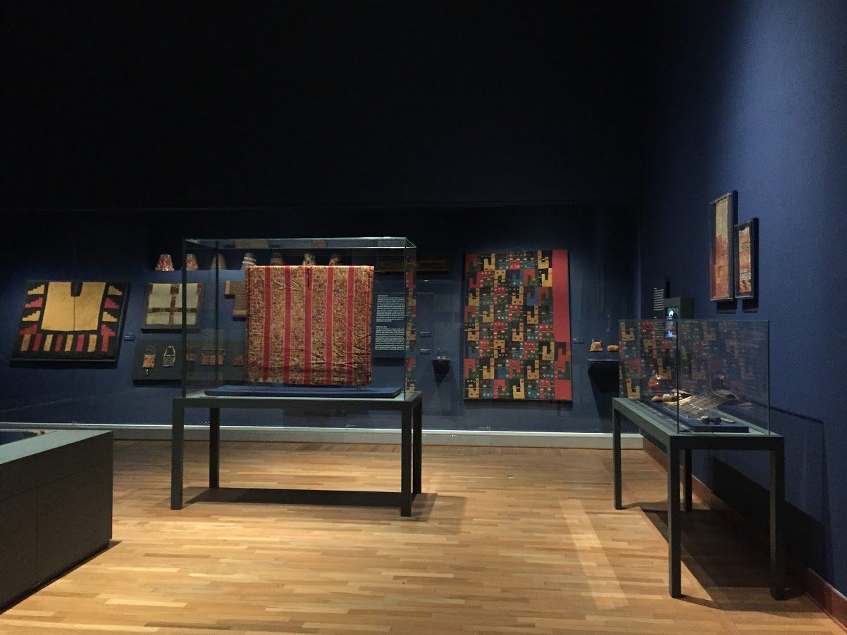 Un museo con muchas exhibiciones en exposición y un piso de madera.