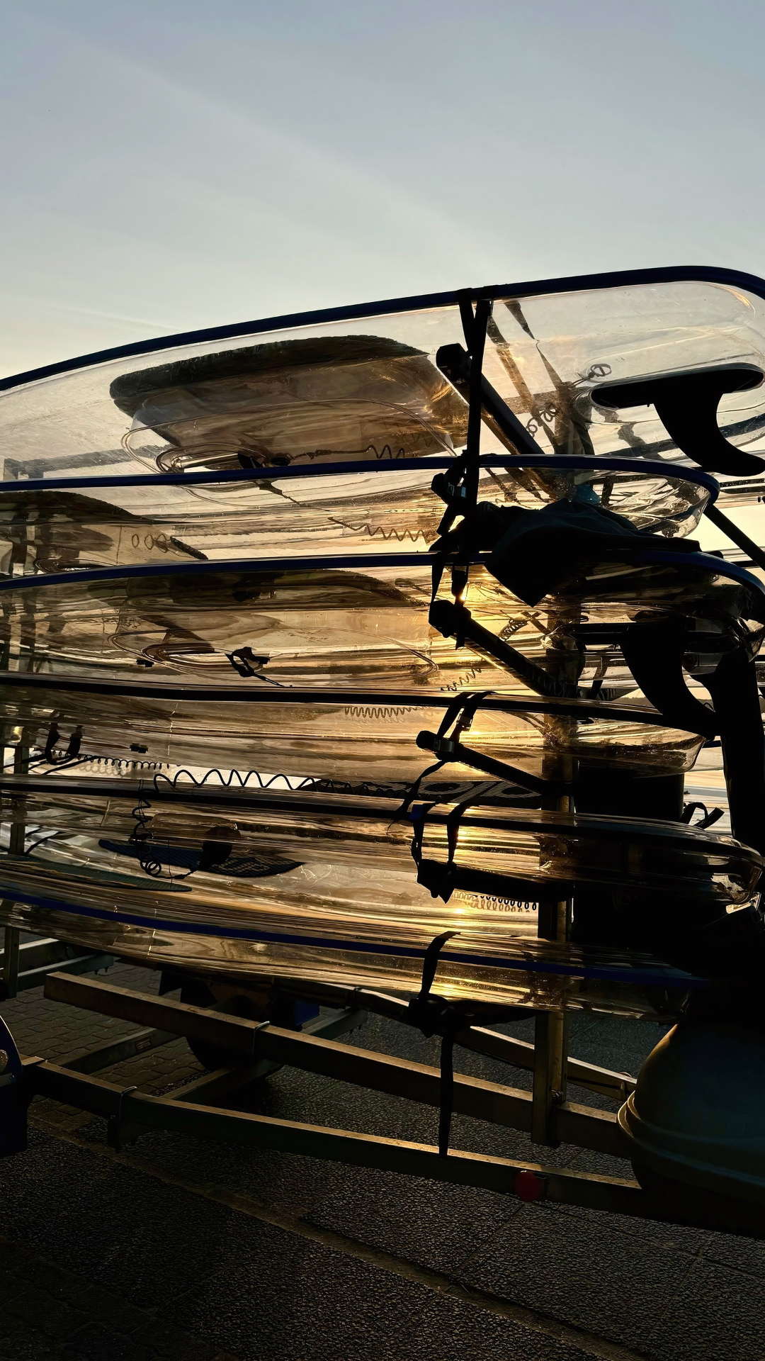 Auf einem Bootsanhänger liegt aufgereiht die glassSUPs für einen sicheren Transport.