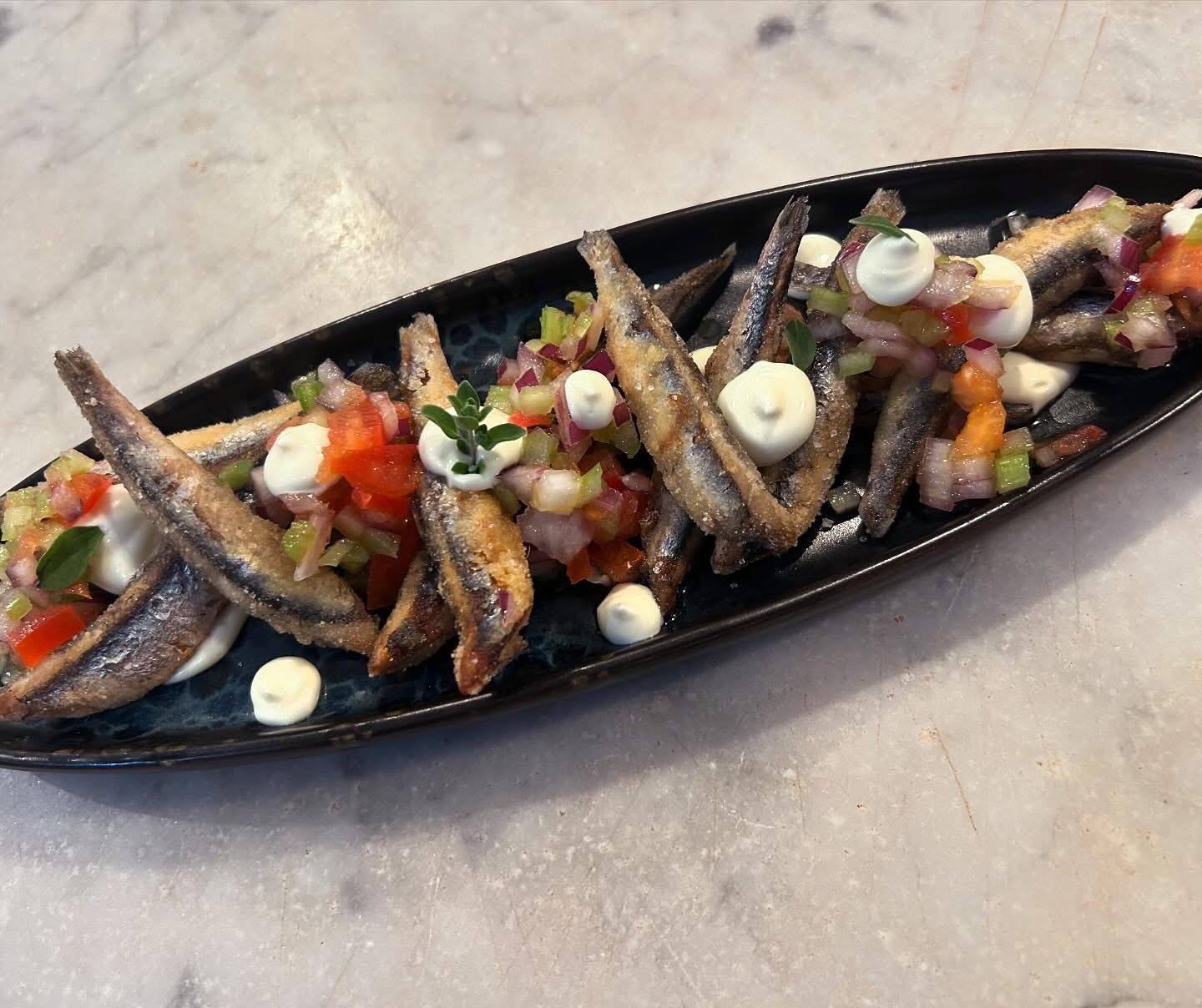 Un ristorante con un cartello che dice la rava e la