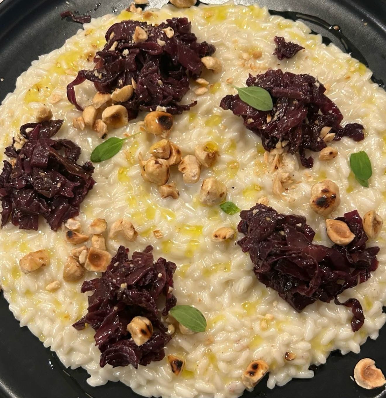 Un primo piano di un piatto di cibo con una salsa verde a lato.