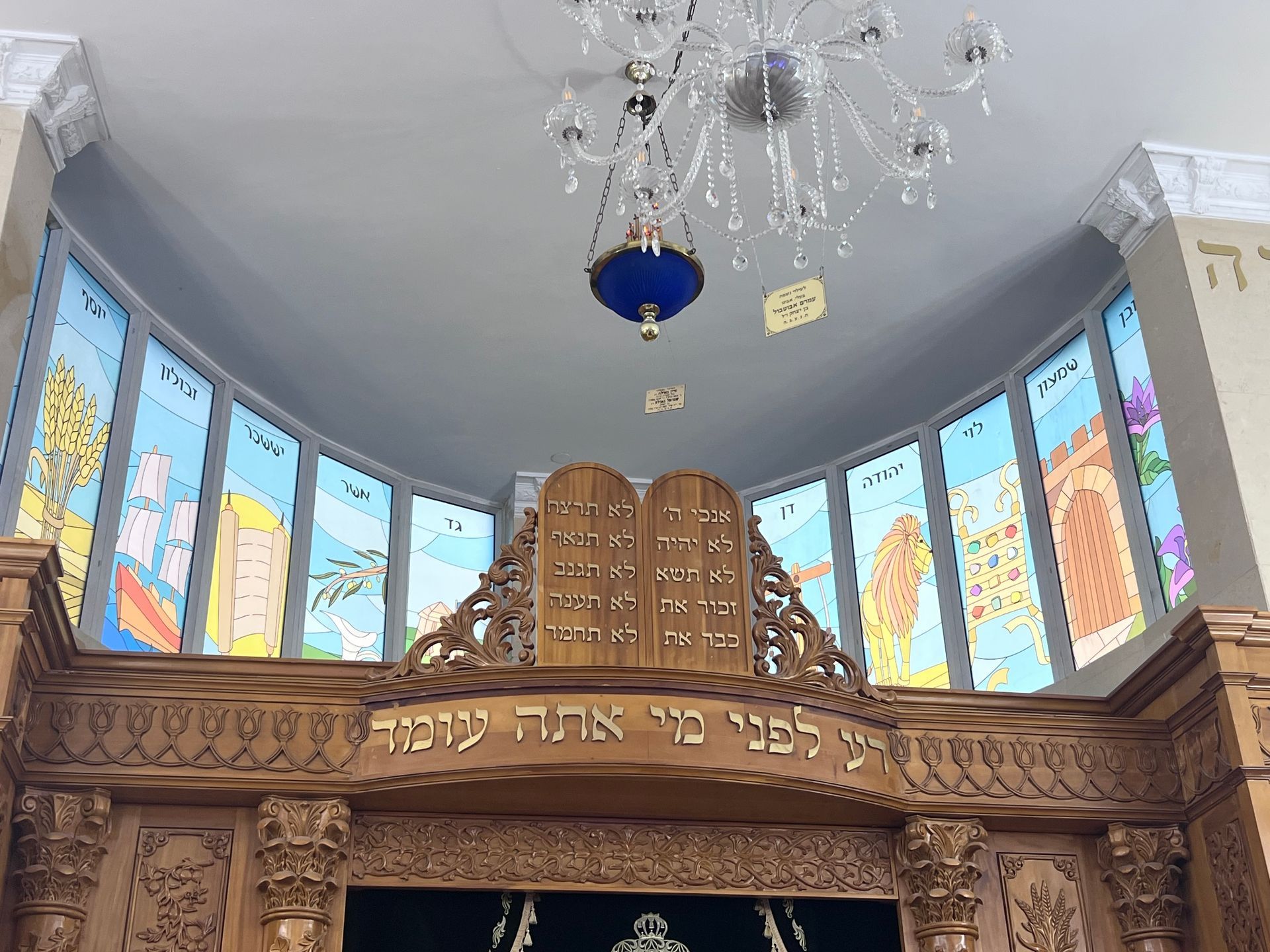 איור שבטי ישראל בסגנון ויטראז' - חלונות בית כנסת