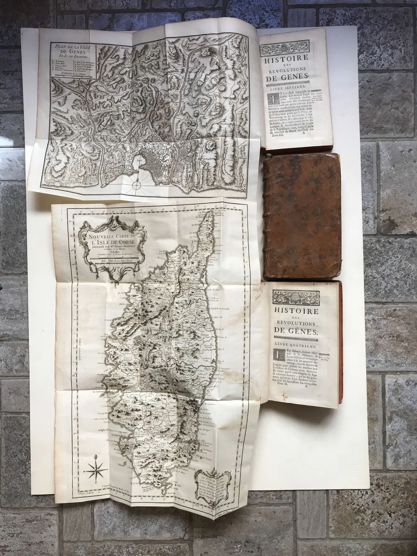 Libro antico con mappe