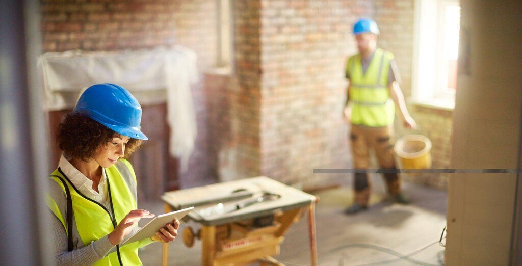builder holding a tablet