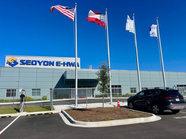 A car is parked in front of a building that says sedyon e-hw