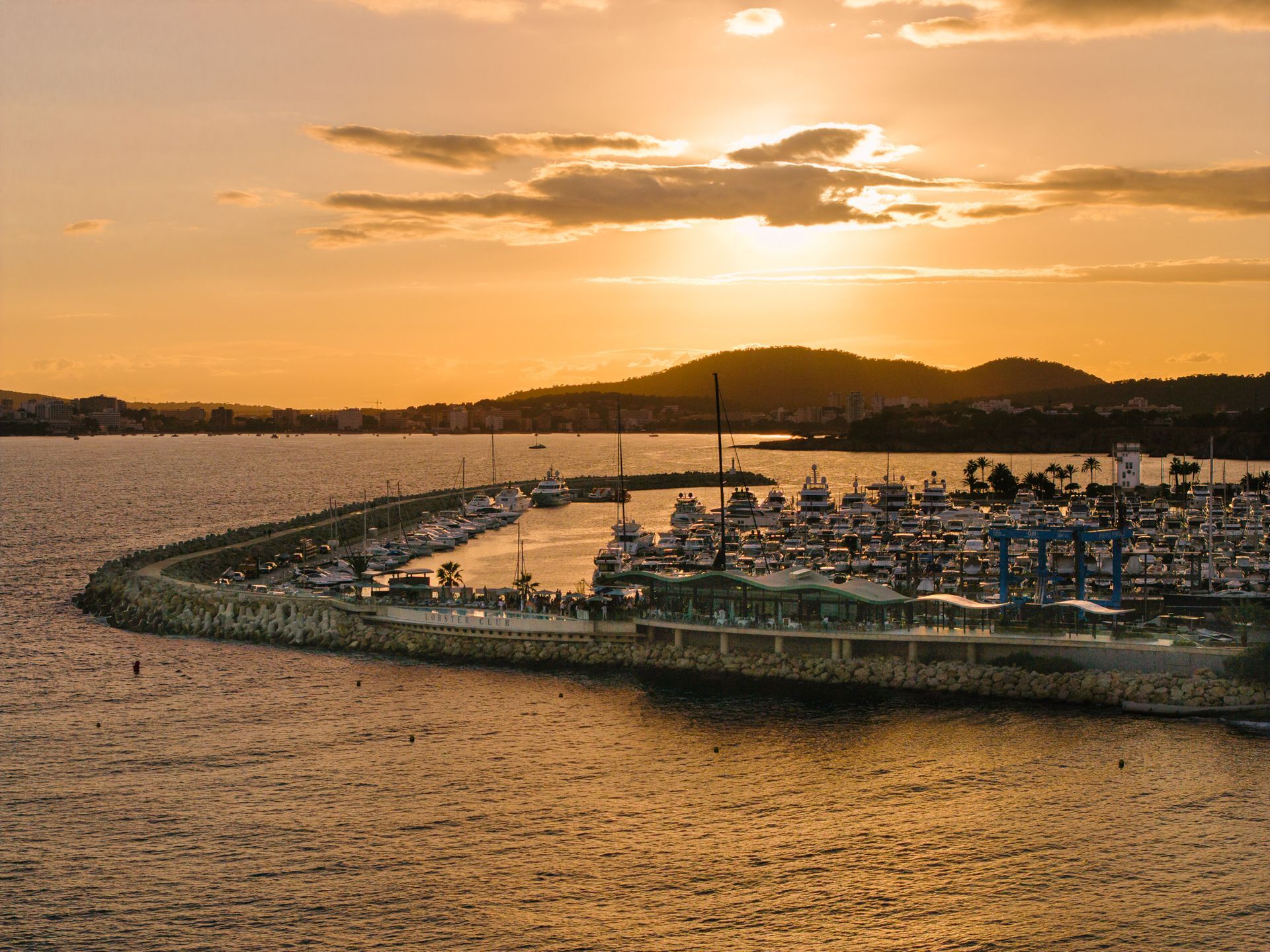Atardecer desde el puerto de Puerto Portals, perfecto para un tour en llaut en Mallorca.
