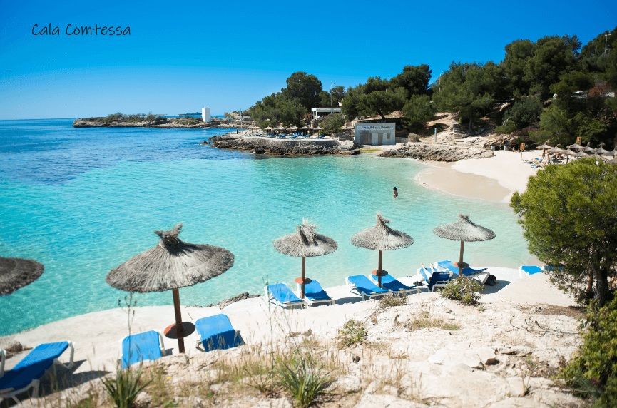 Vista de Cala Comtessa desde el mar, perfecta para un alquiler de llaut en Mallorca
