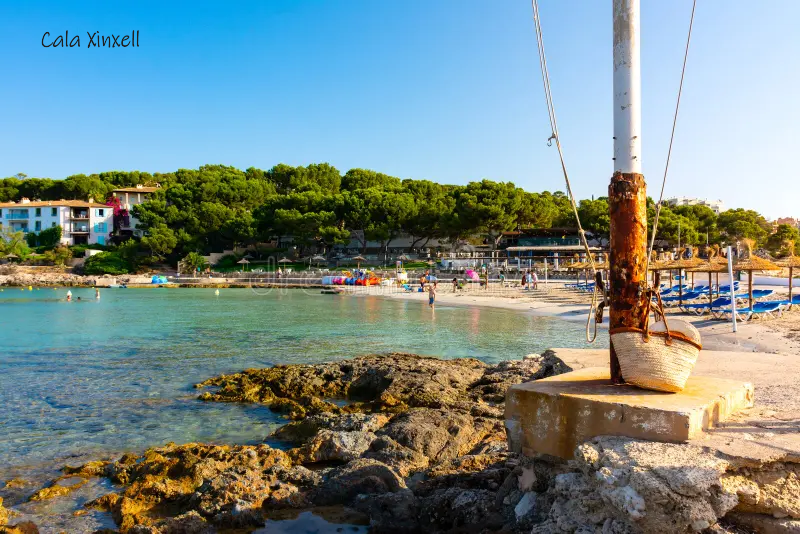 Vista de Cala Xinxell desde el mar, ideal para un tour en llaut en Mallorca