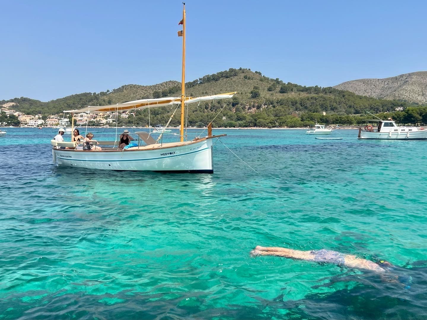 Paisaje del mar cristalino con llaüt durante el Full Day Tour en Mallorca