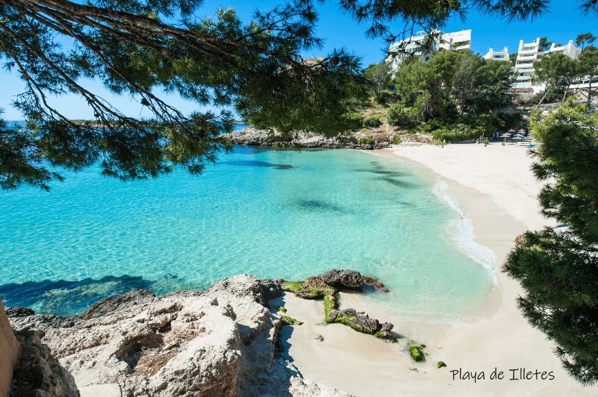 Vista de la playa Illetes desde el mar, perfecta para disfrutar de un paseo en llaut en Mallorca