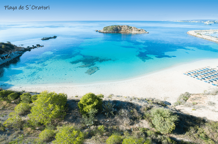 Vista de la playa Oratorio en Palma desde el mar, ideal para alquiler de llaut en Mallorca.