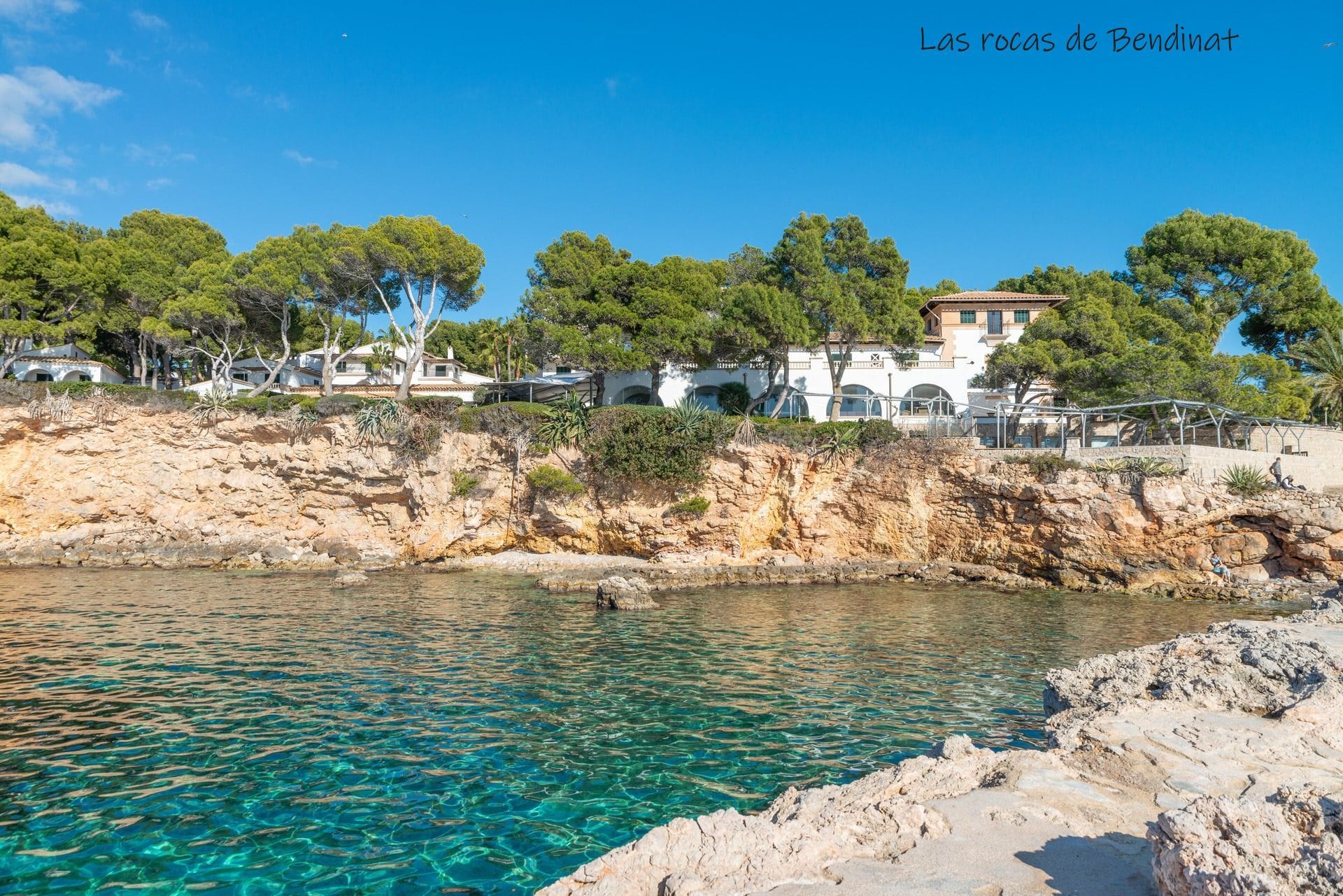 Vista de Cala Bendinat y el Hotel Bendinat desde el mar, ideal para un paseo en llaut en Mallorca