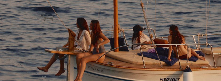 Barco ecológico en Mallorca navegando en una cala con propulsión eléctrica