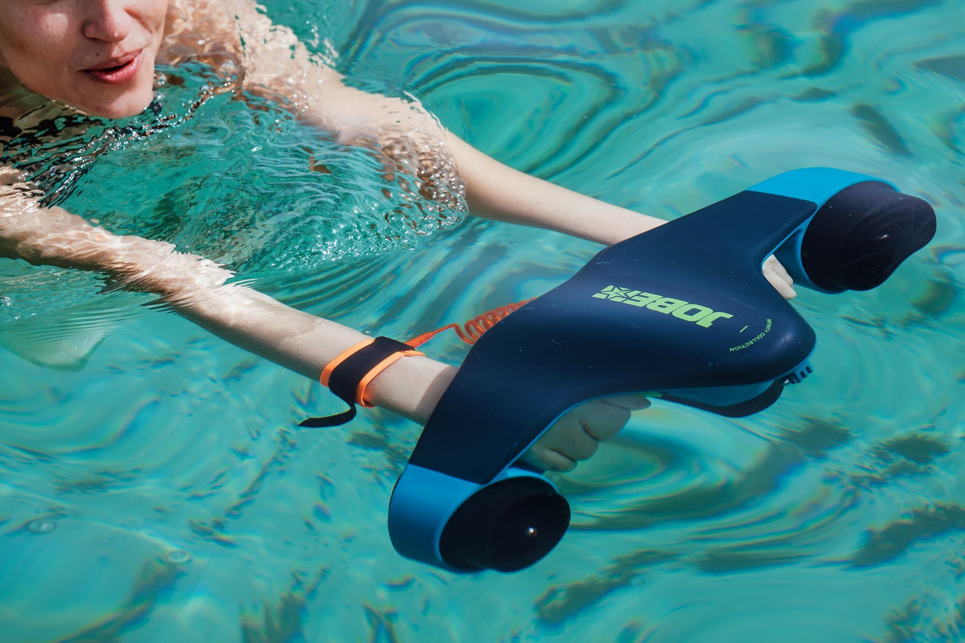 Mujer disfrutando del Full Day Tour en llaüt en Mallorca, utilizando un dispositivo acuático para mayor velocidad