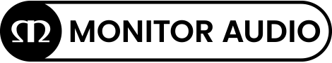 Monitor Audio-Logo mit schwarzem Schriftzug und wei&szlig;em Omega-Symbol in einem abgerundeten schwarzen Rechteck.
