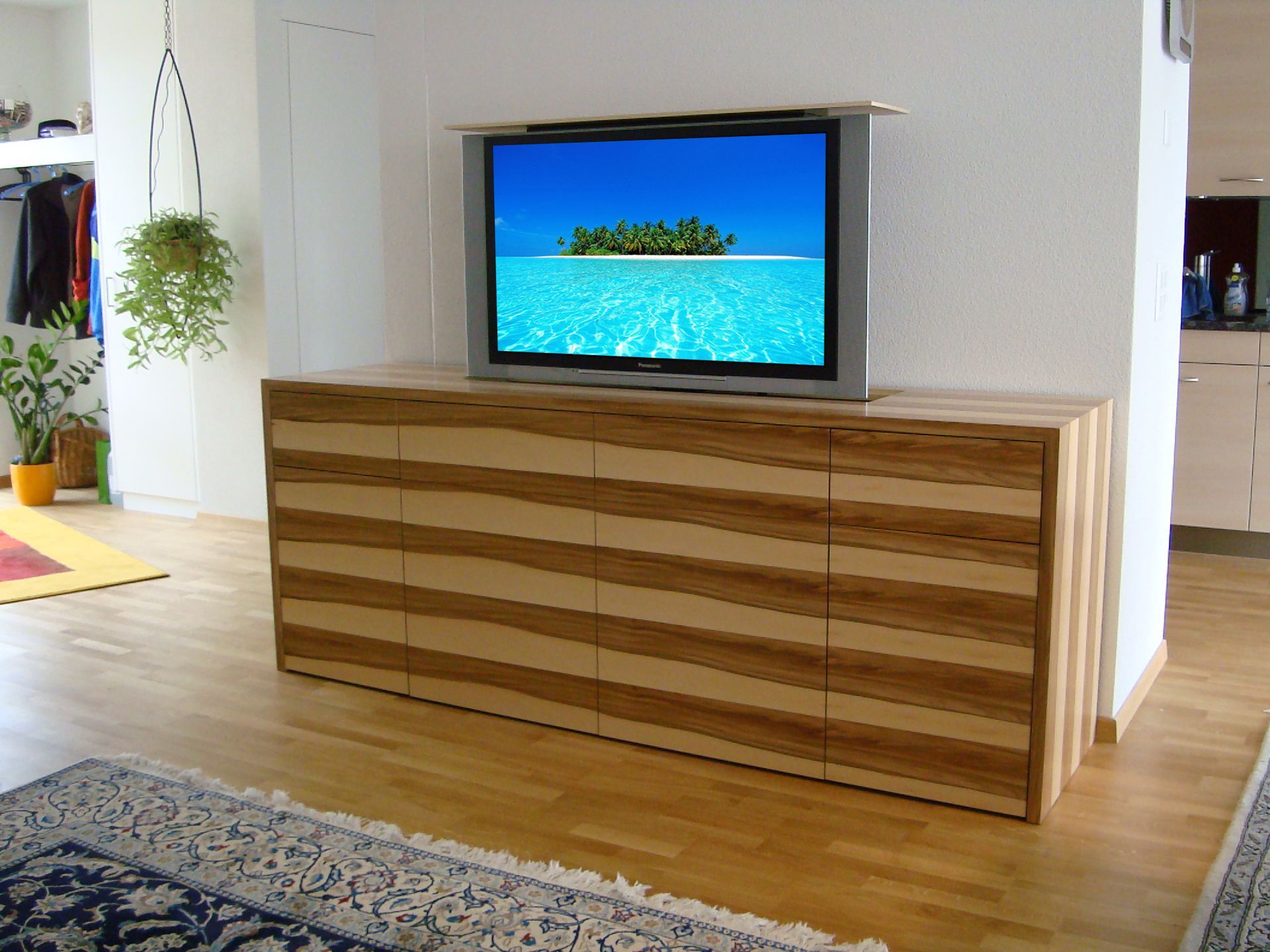 Massgeschneiderte Cinelution Heimkino-Lösung mit integriertem Fernseher in einem Echtholz Sideboard