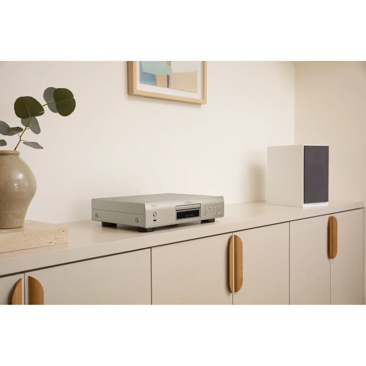 Silberner Sony-Audioplayer mit Display und Fernbedienung auf weißem Hintergrund
