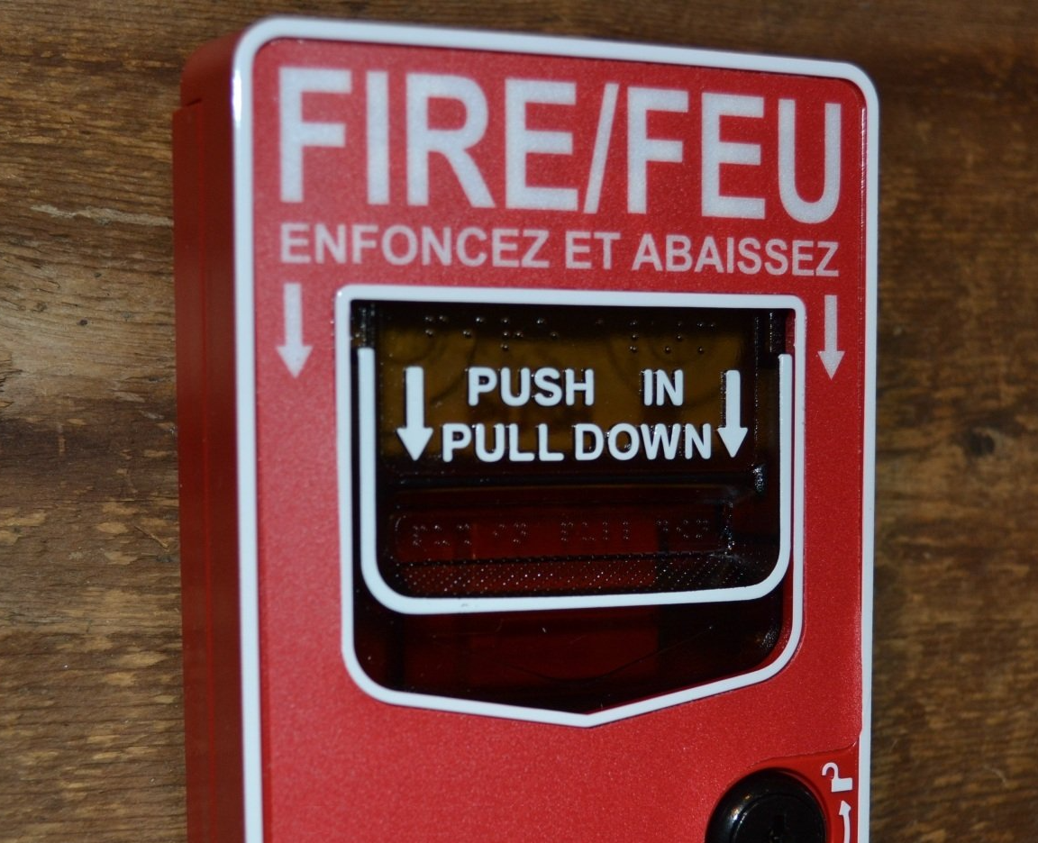 A red fire / feu button that says push in pull down