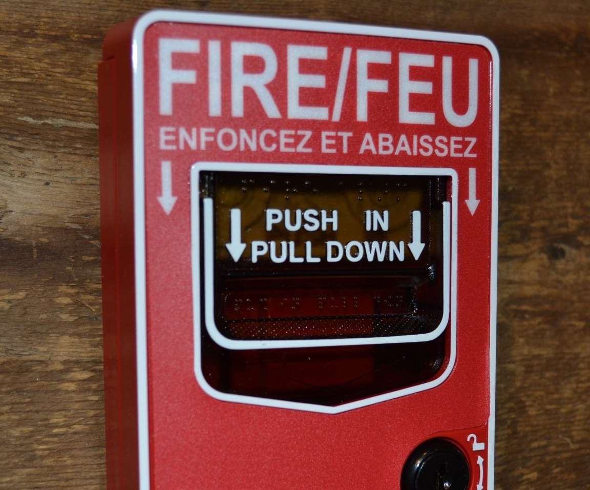 A red fire / feu button that says push in pull down