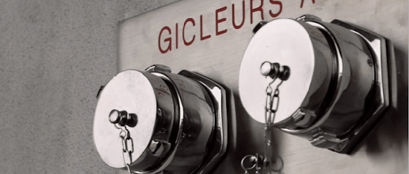 Une photo en noir et blanc d'une bouche d'incendie avec le mot gicleurs dessus