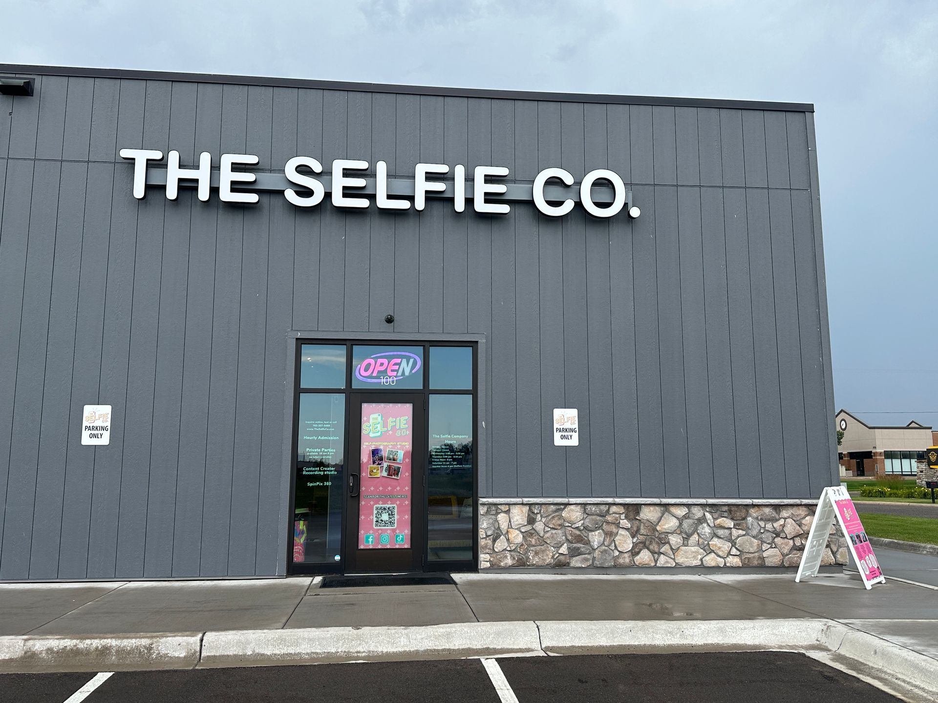 The front of a store called the selfie co.