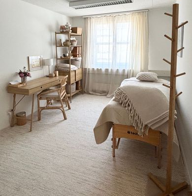 Reiki treatment space in Zug with calming setup