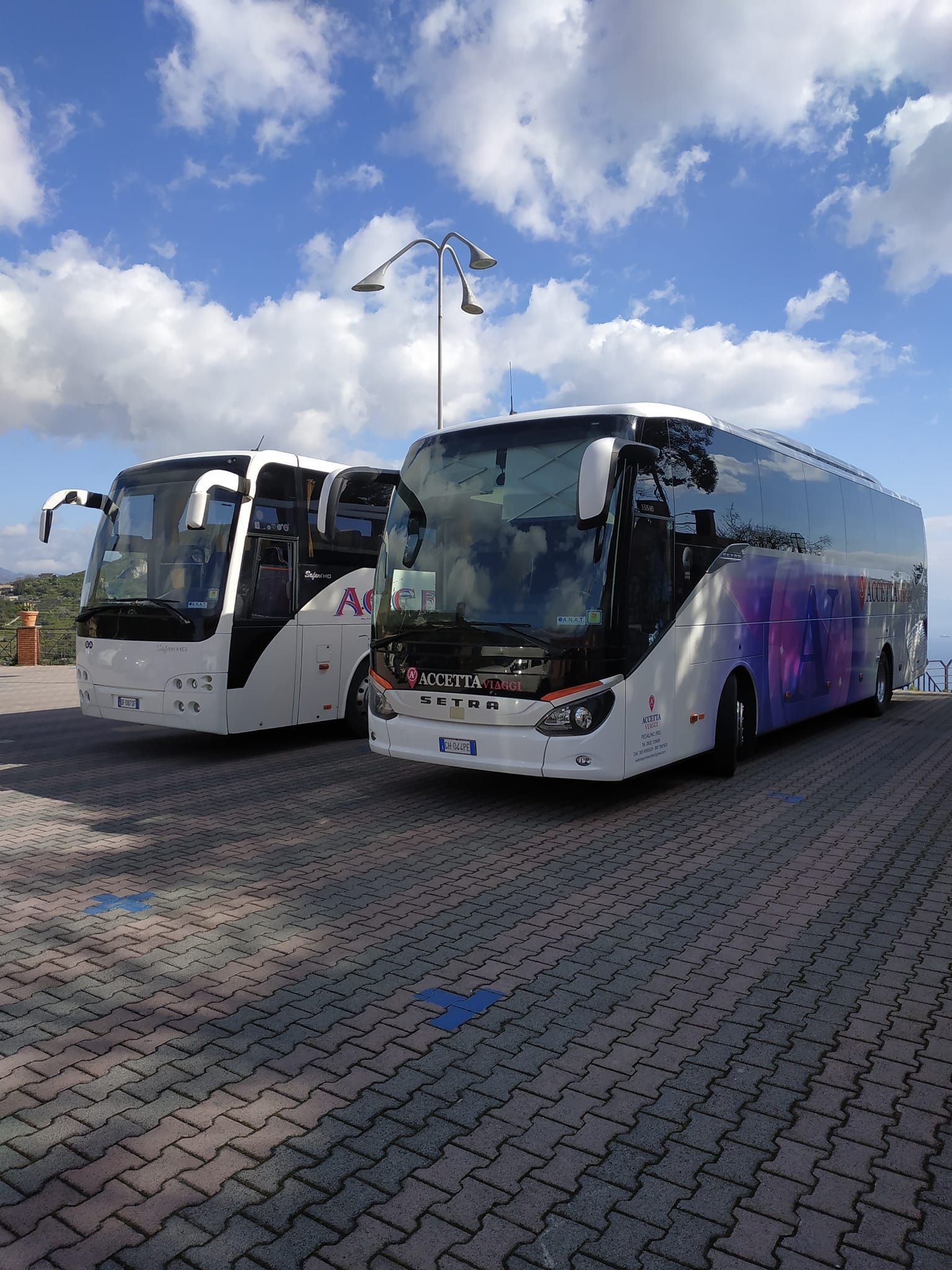 autobus parcheggiati