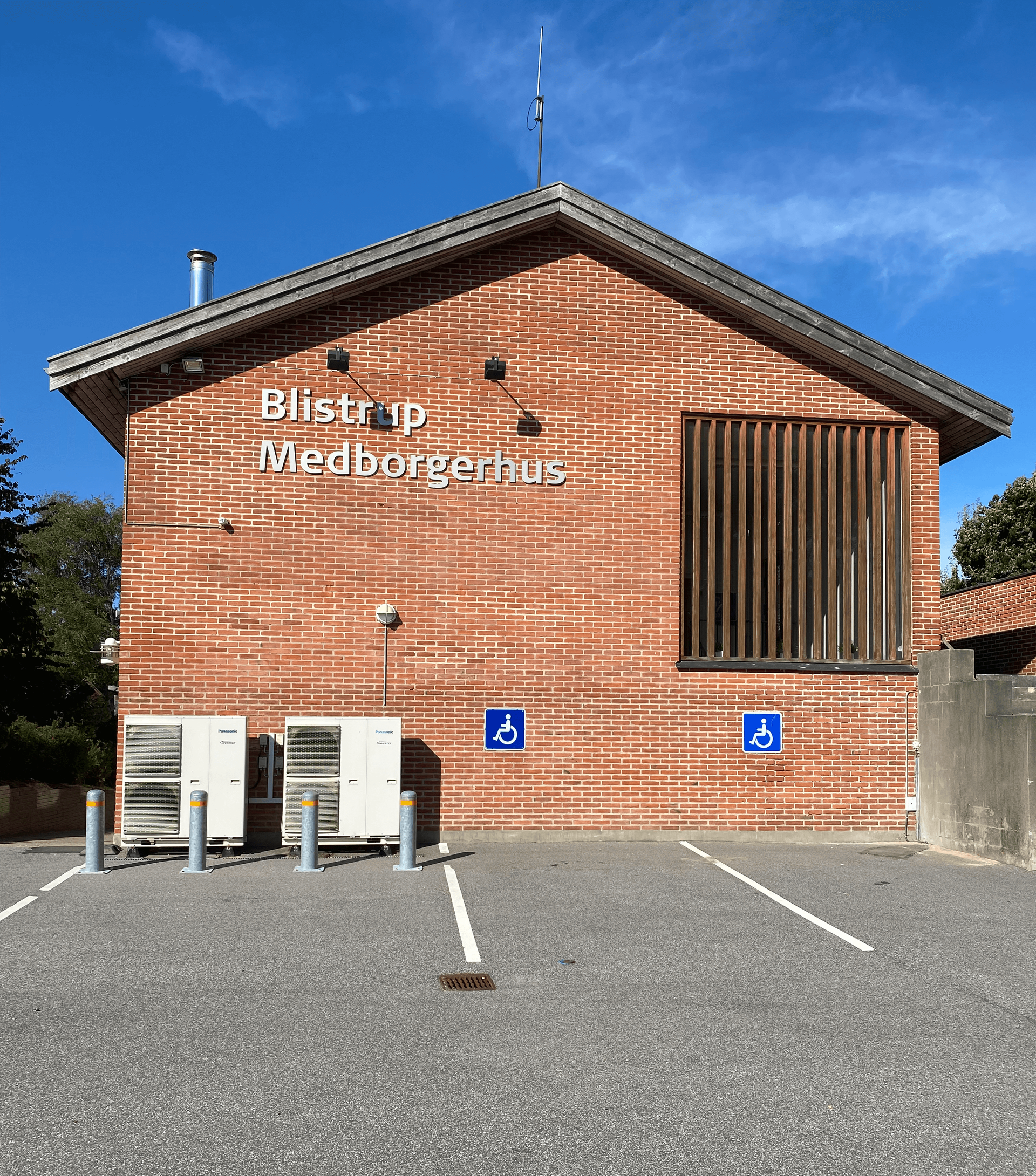 Murstensbygning med teksten