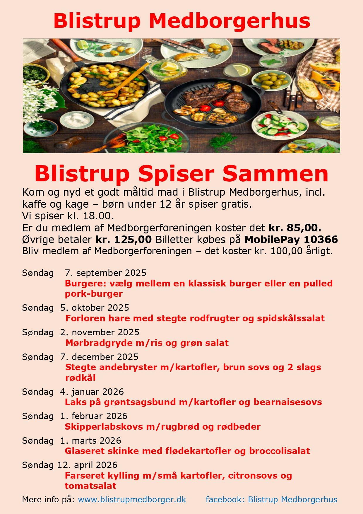 Et træbord fyldt med en række forskellige retter, herunder kartofler, salat, kød og oliven.