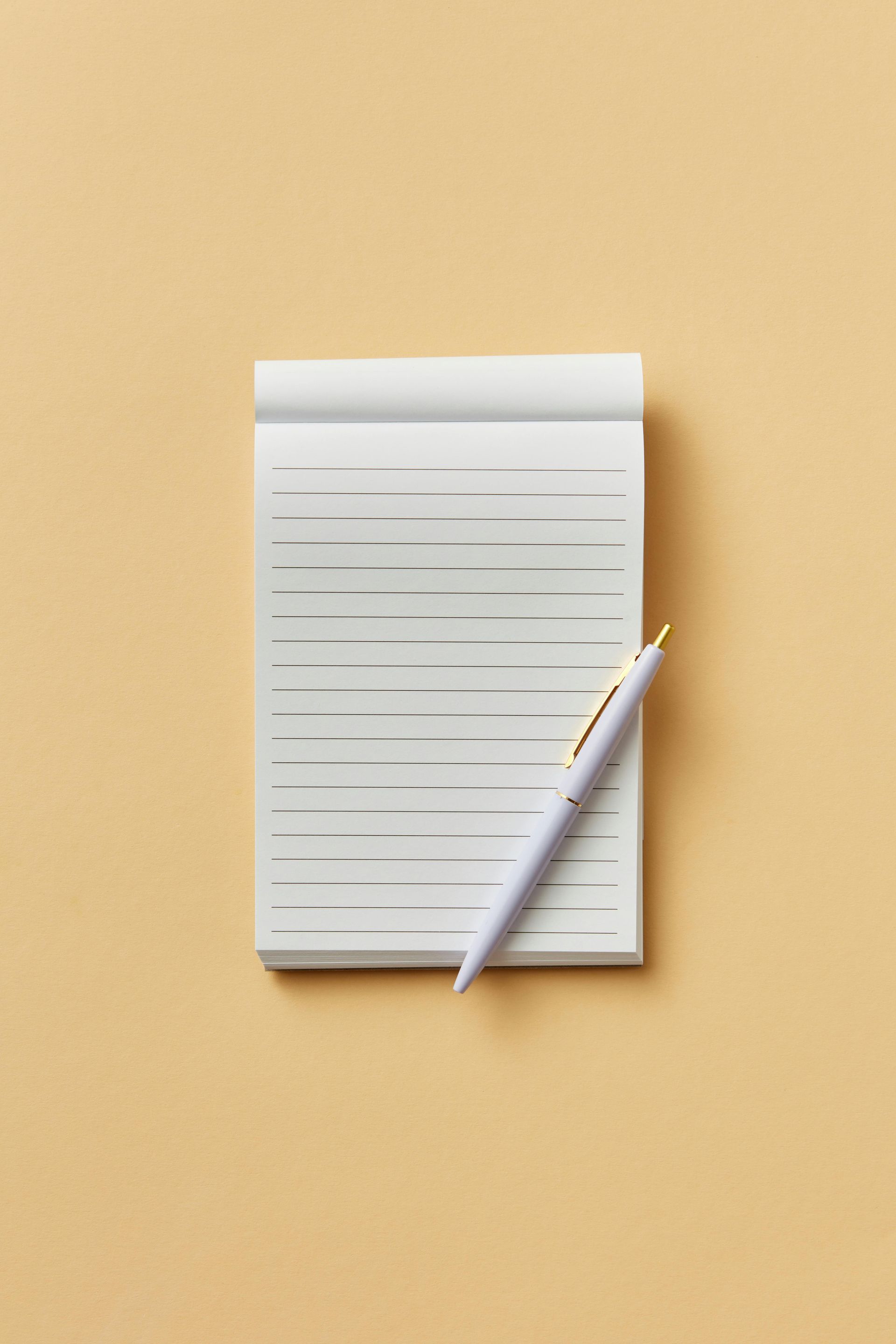 Et træbord fyldt med en række forskellige retter, herunder kartofler, salat, kød og oliven.