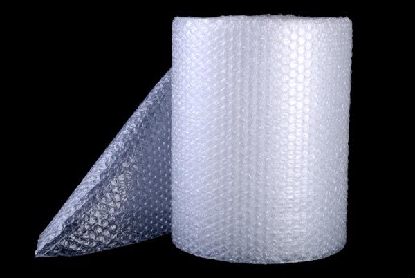 Conoce las principales ventajas del plástico burbuja para embalaje, así como su amortiguación contra golpes y vibraciones