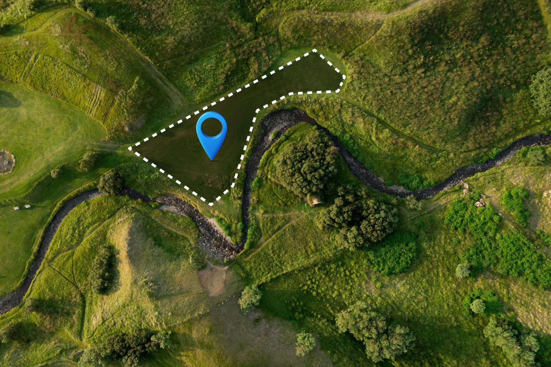 Žalios spalvos kraštovaizdžio vaizdas iš oro, kuriame paryškinta sritis pažymėta punktyrine linija ir vietos smeigtuku. Per ją teka upė.