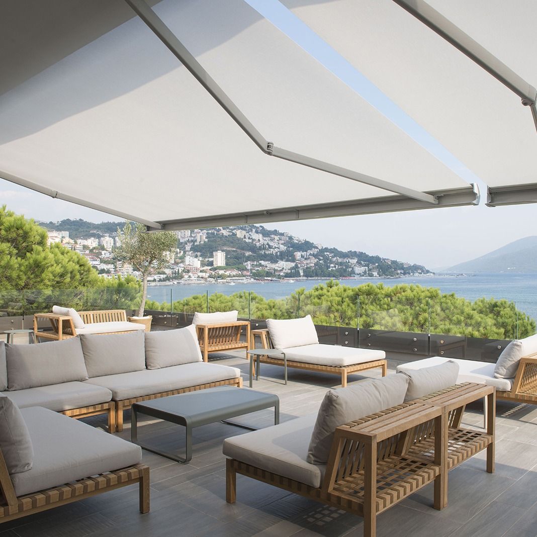 Un patio con vista sull'oceano e sulle montagne