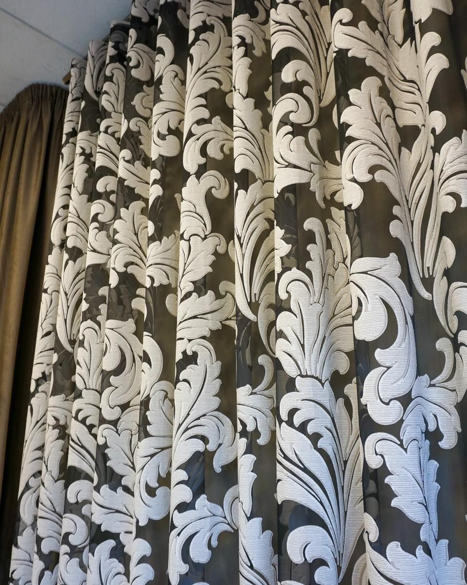 Un primo piano di una tenda con un motivo floreale