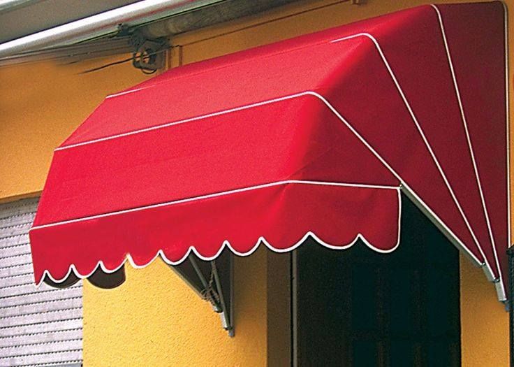 Una tenda rossa con rifiniture bianche è appesa sopra una porta